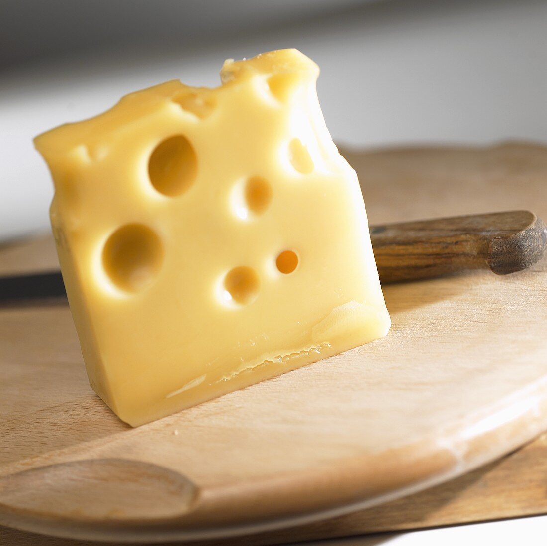Ein Stück Emmentaler-Käse