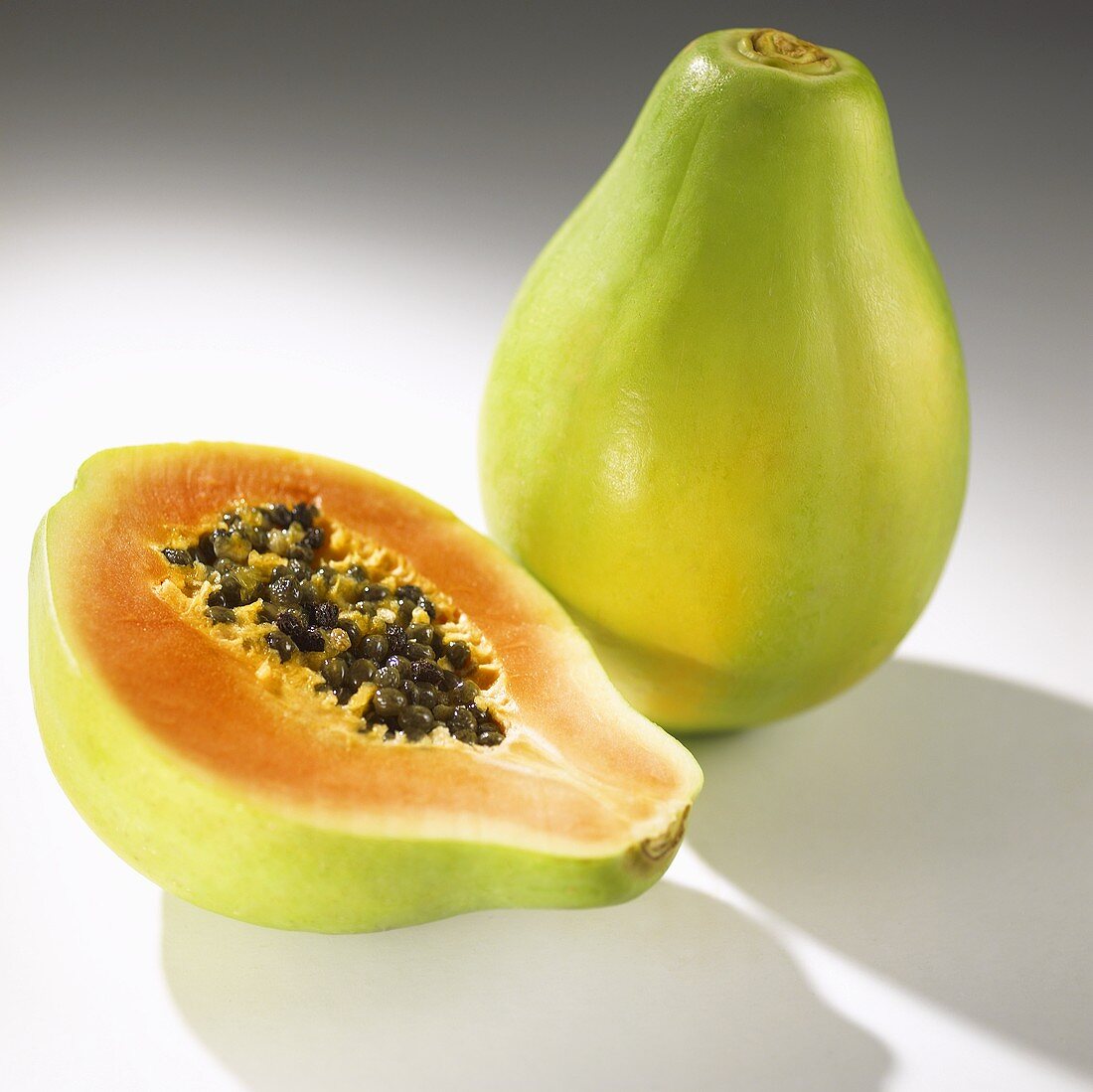 Halbe und ganze Papaya