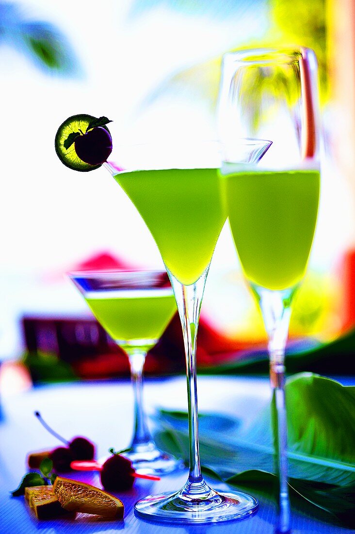 Drei grüne Cocktails mit Wodka