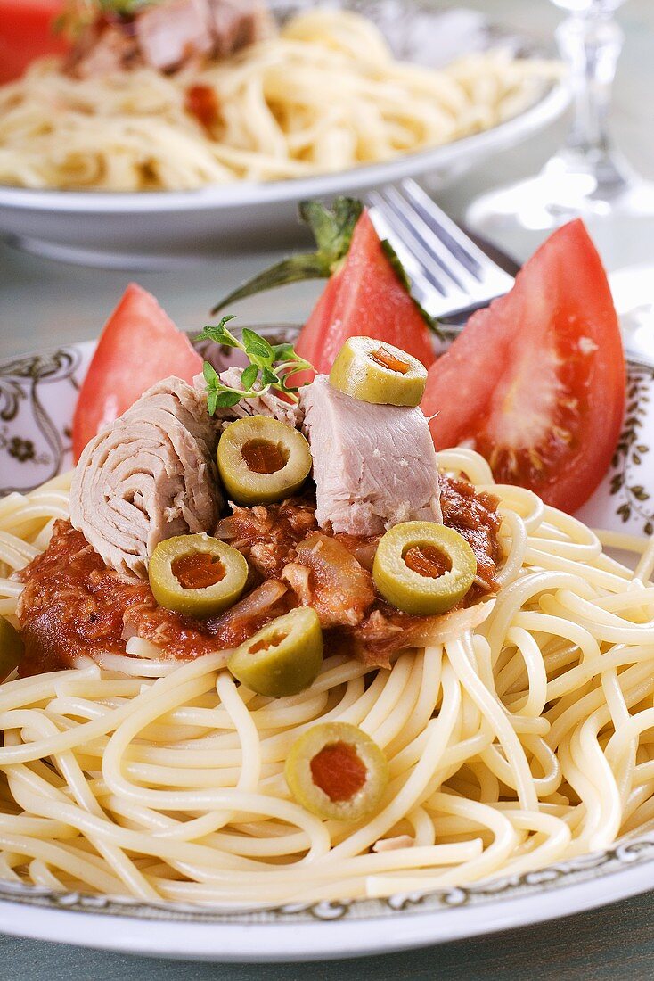 Spaghetti mit Thunfisch, Oliven und Tomatensauce