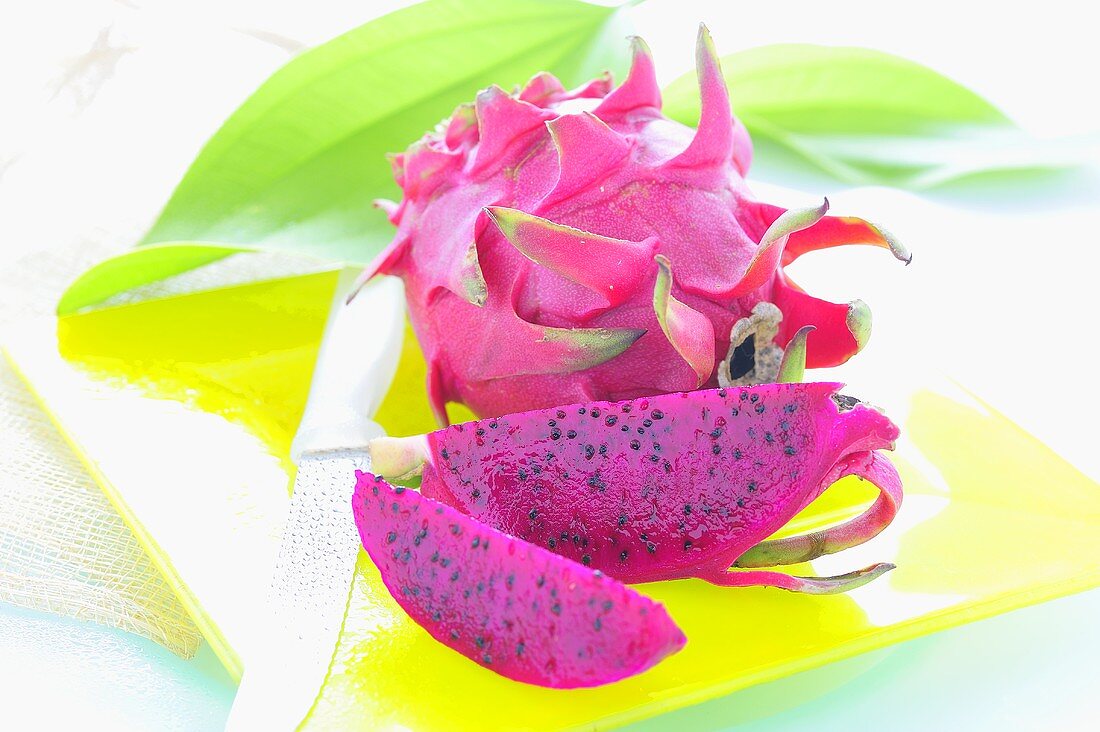 Pink-fleischige Drachenfrucht-Stücke mit ganzer Frucht