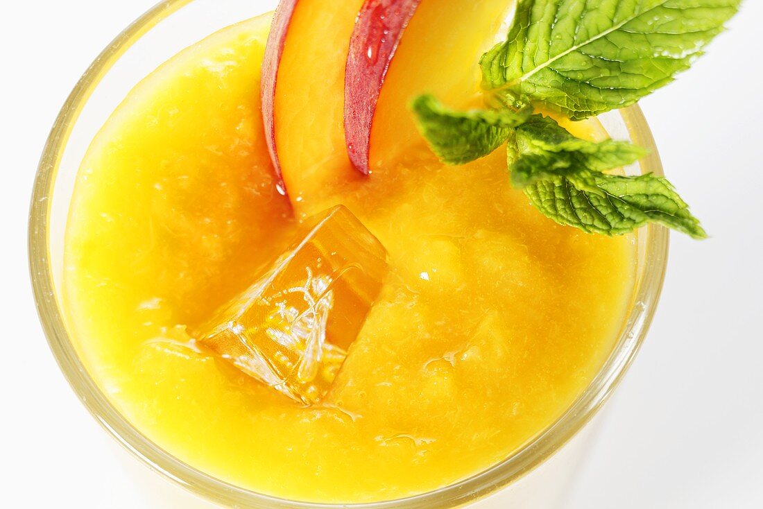 Peach smoothie (close-up)