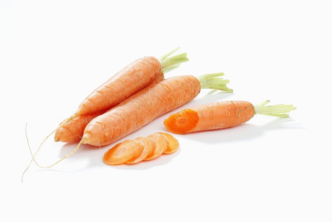 Carrots, whole and partly sliced