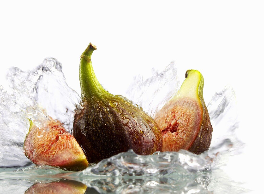 Fresh figs with splashing water