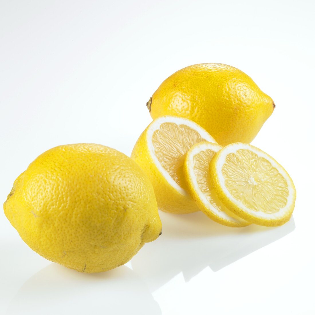 Zitronen, ganz, halbiert und Scheiben