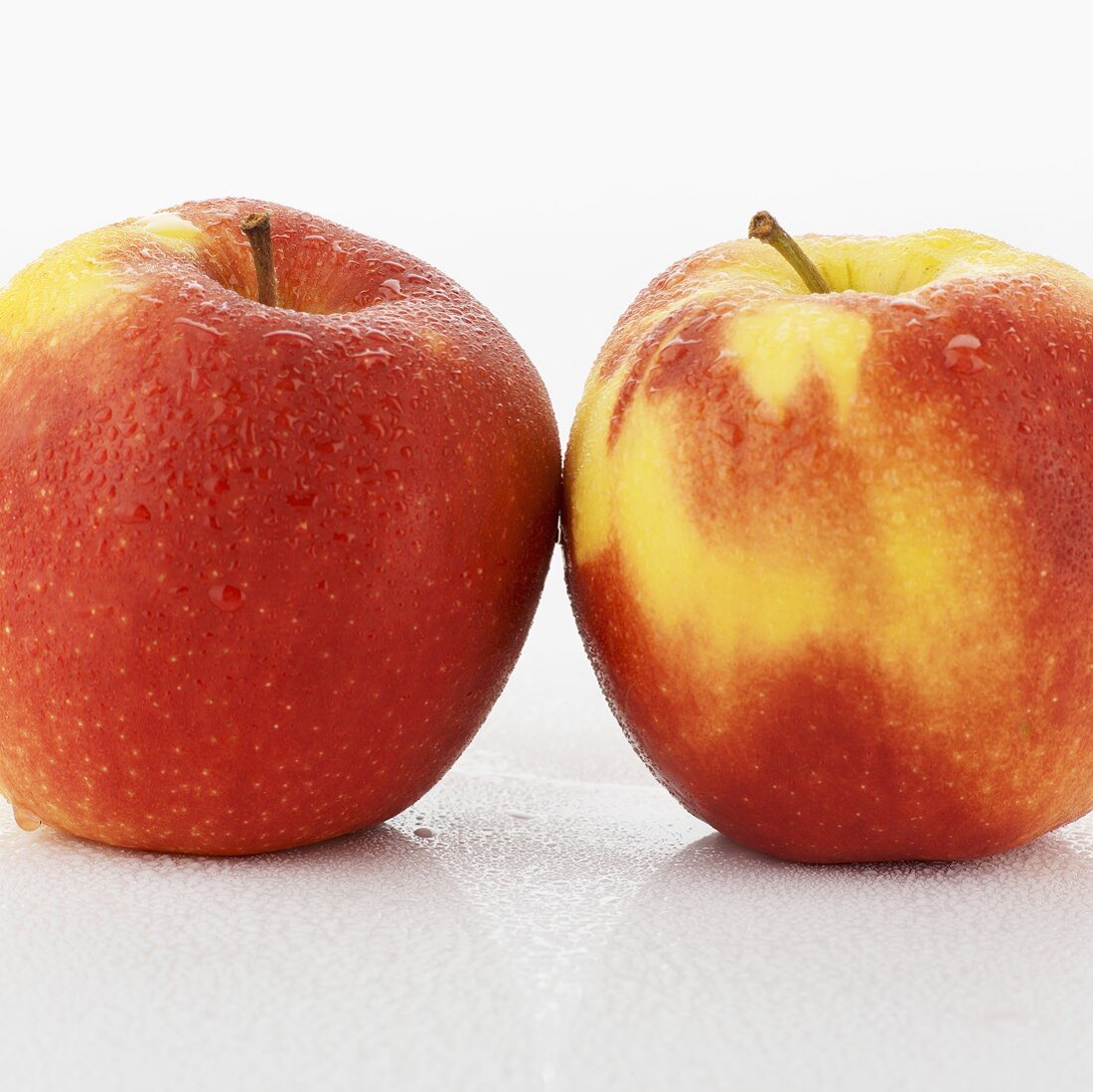 Zwei Äpfel nebeneinander