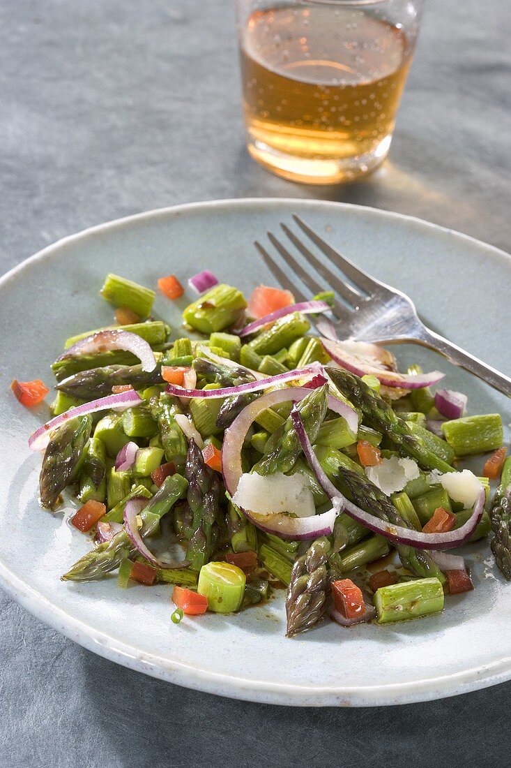 Green asparagus salad with onion