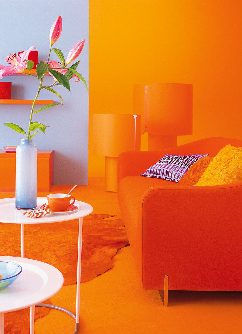 Wohnzimmer in orange und blau 