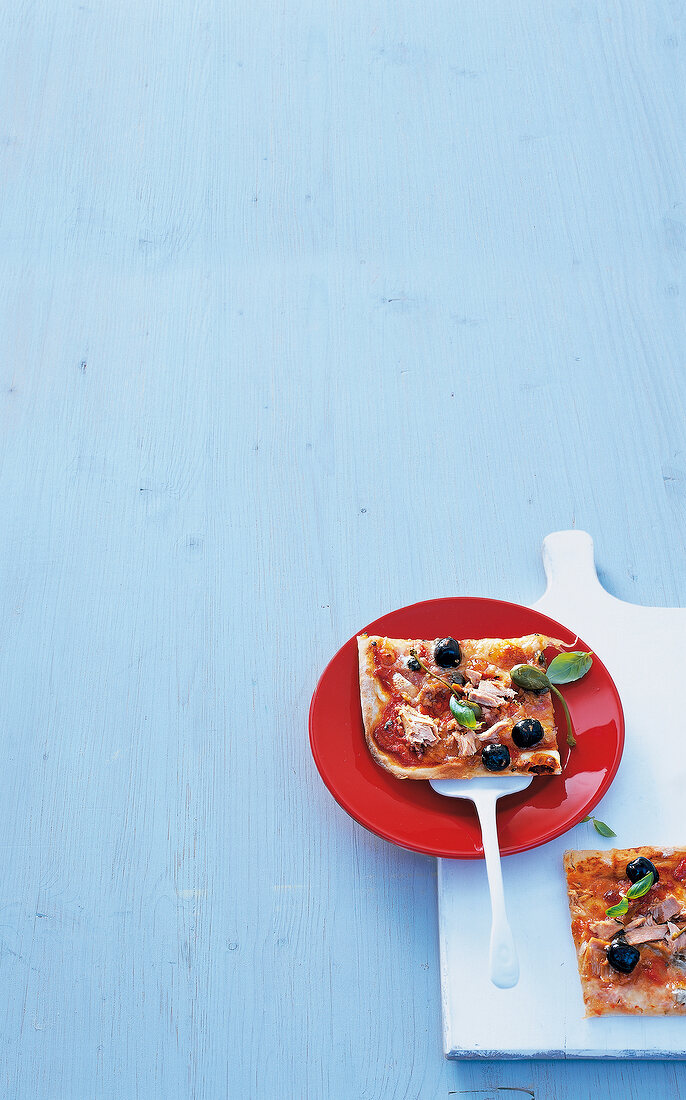 Tuna pizza capers on plate