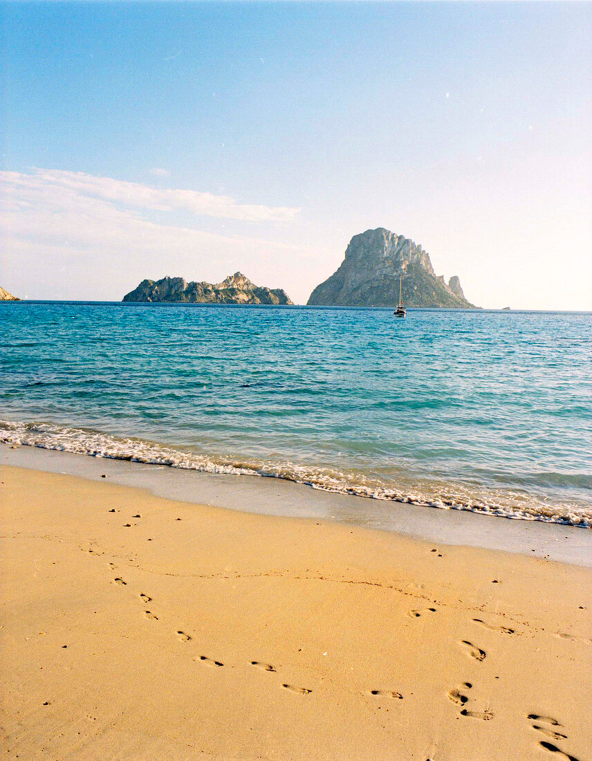 Insel Ibiza, Bucht von Cala d'Hort mit Felseninsel im Hintergrund