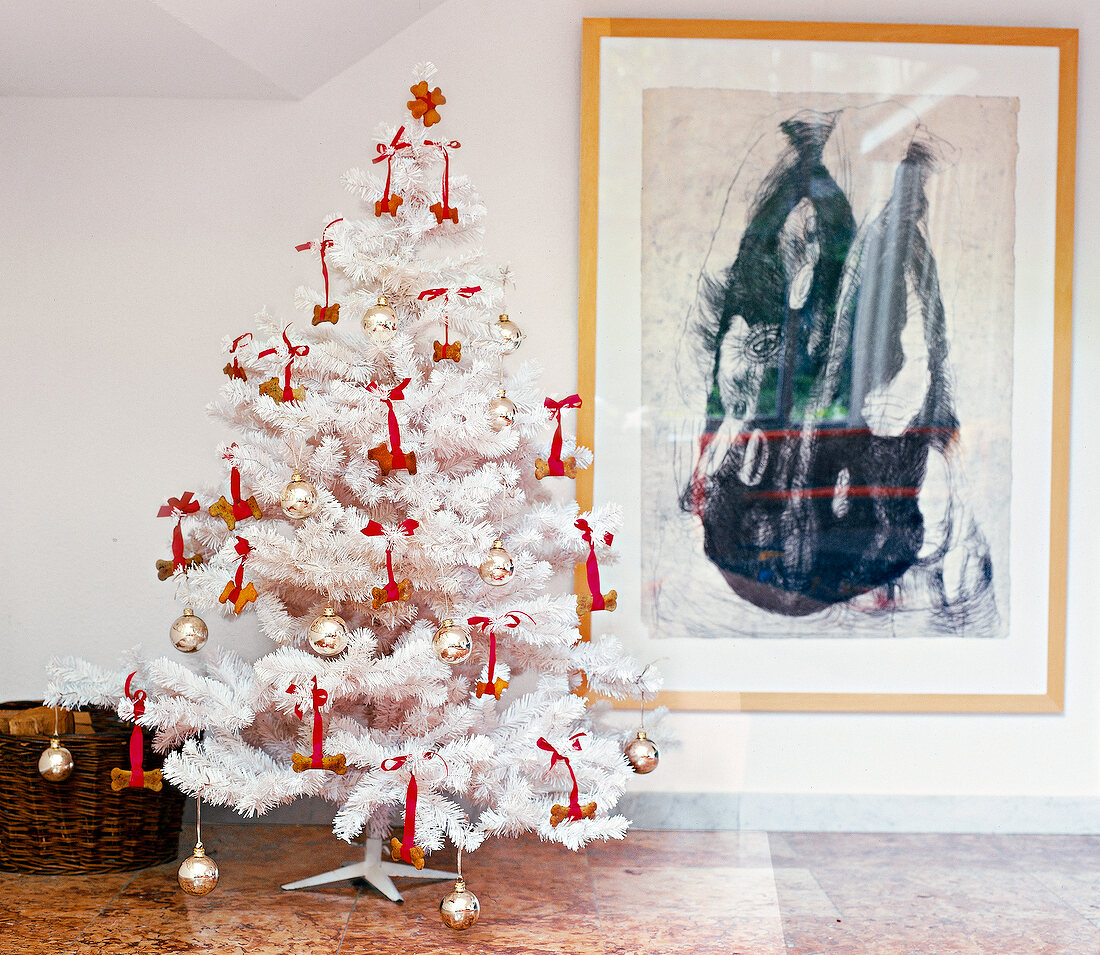 weißer Weihnachtsbaum mit silbernen Kugeln und roten Schleifen, Gemälde