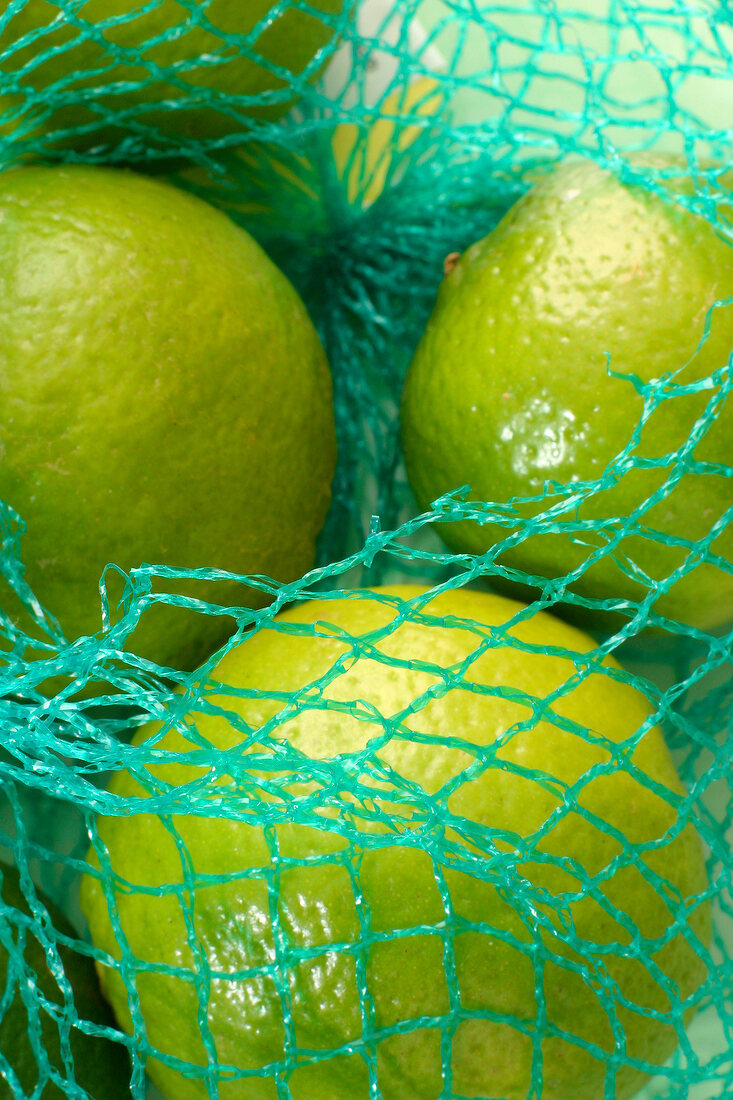 grüne Limonen im Netz,  X 