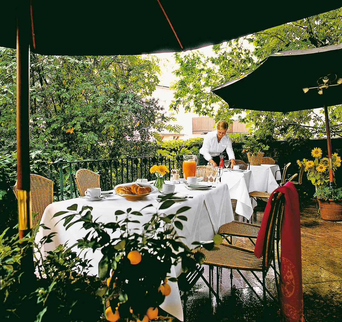 Hotel Auersperg in Salzburg, außen im Garten wird Frühstück serviert