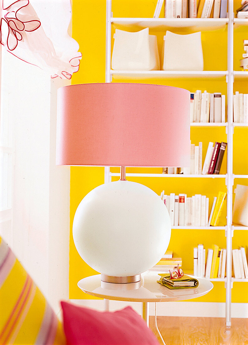 Lampe mit rosa Lampenschirm 