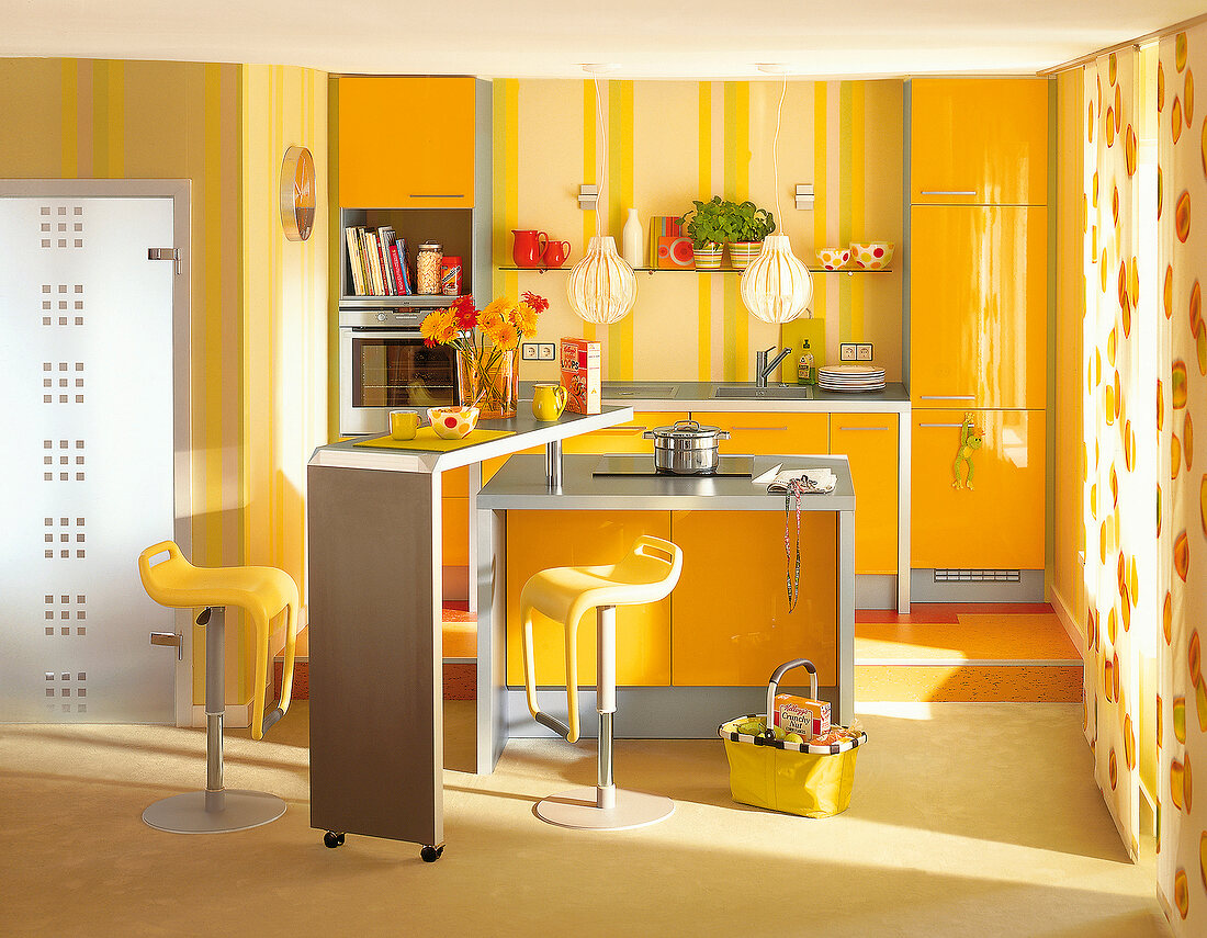 Erweiterbare Küche in warmem Gelb gehalten
