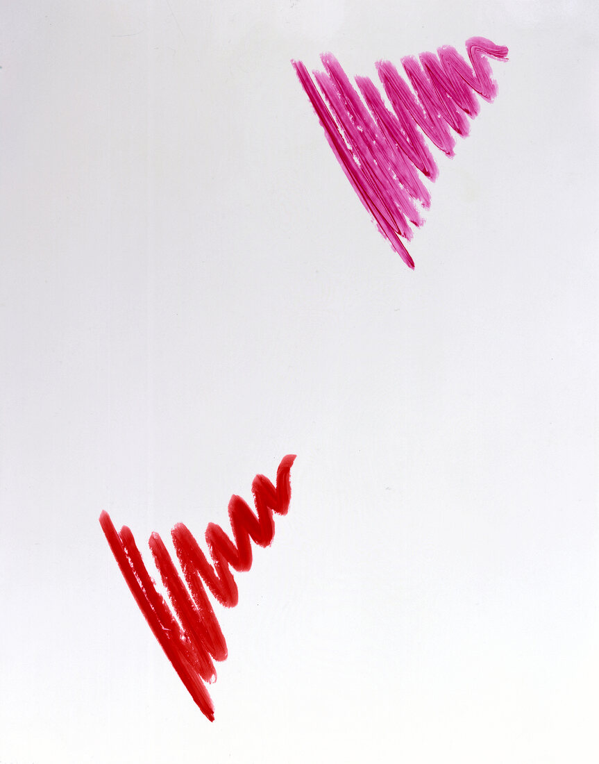 Zwei Striche von roter und pinker Lippenstift in Zickzack-Linie