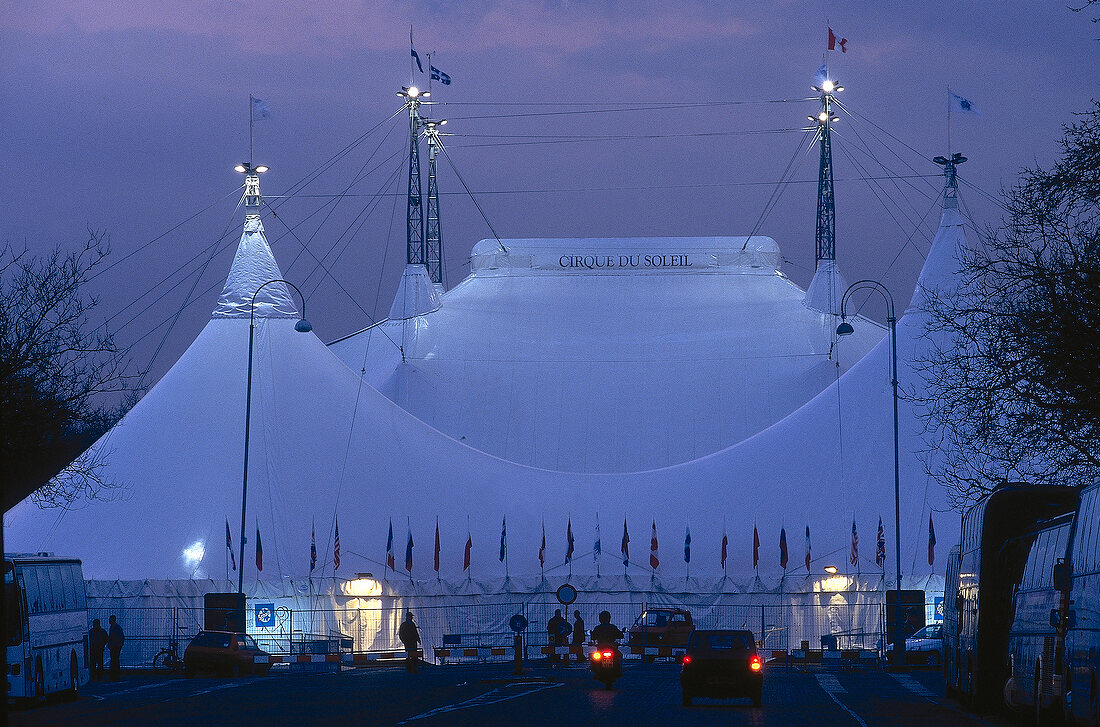 Das weiße Zelt des Cirque du Soleil in der Abenddämmerung