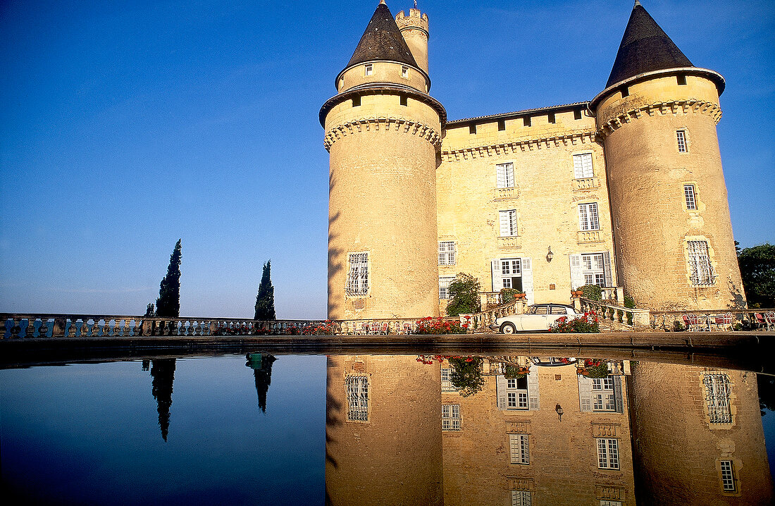Das "Château de Mercues" in Cahors umgeben von Wasser