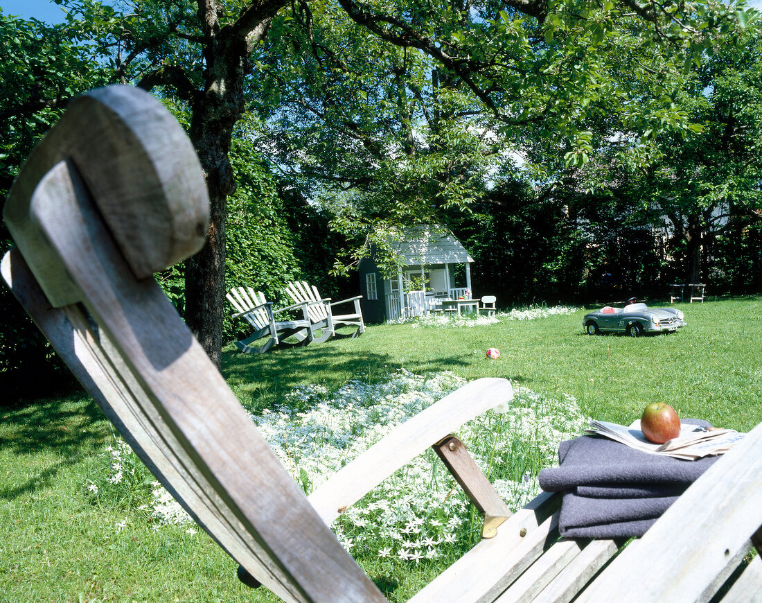 Garten im Sommer, Blick über einen Liegestuhl