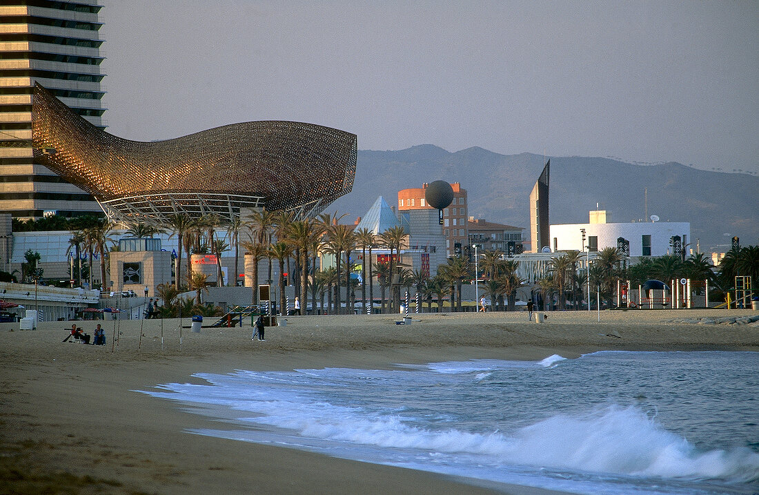 Strand von Barcelona am Hotel "Arts" mit Wal-Skulptur aus Stahlgeflecht
