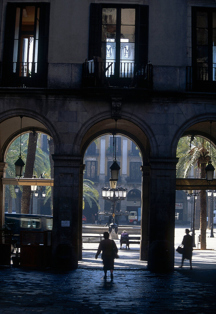 Spaziergänger im gotischen Viertel von Barcelona mit Arkaden