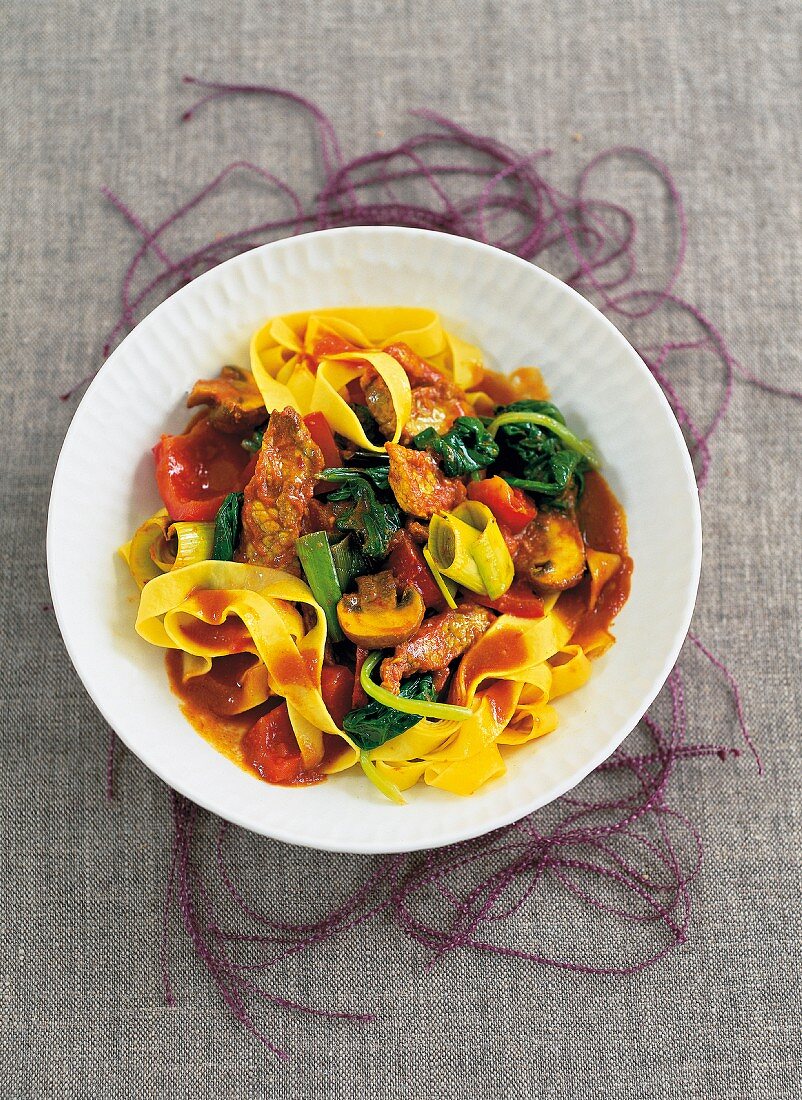 Vegetable curry with pork and tagliatelle