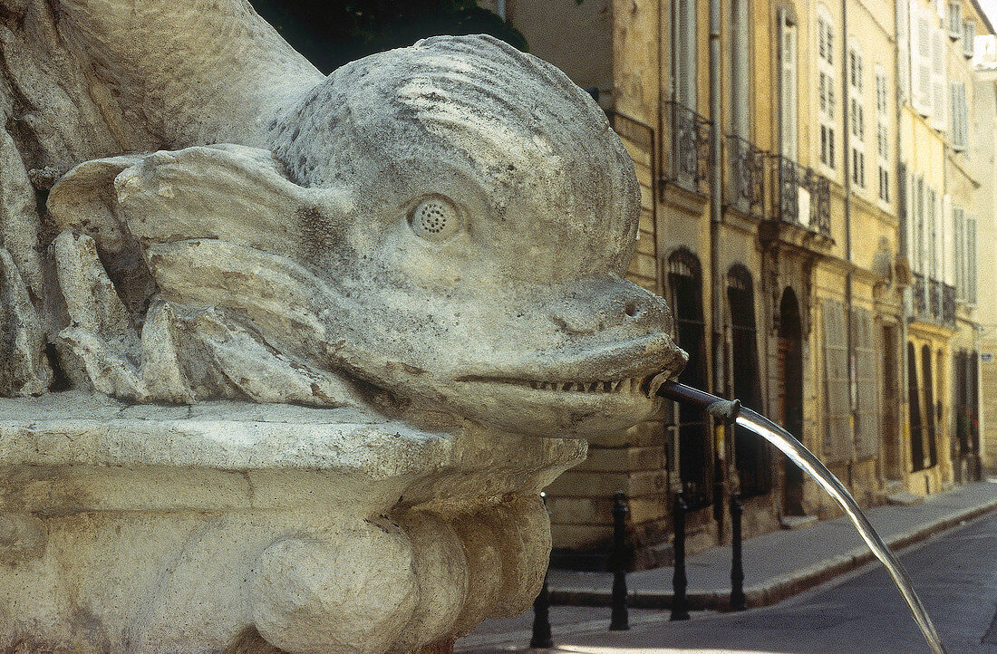 Die "Fontaine des Quatre Dauphins" sprudelt in Aix-en-Provence
