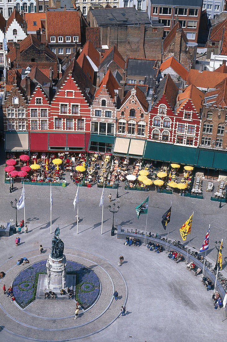 Der Markplatz von Brügge mit Fachwerkhäusern und altem Wachturm