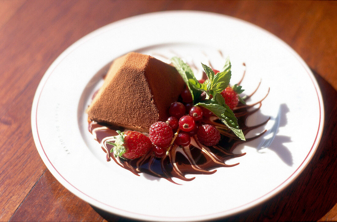 Schokoladenpyramide mit frischen Beeren