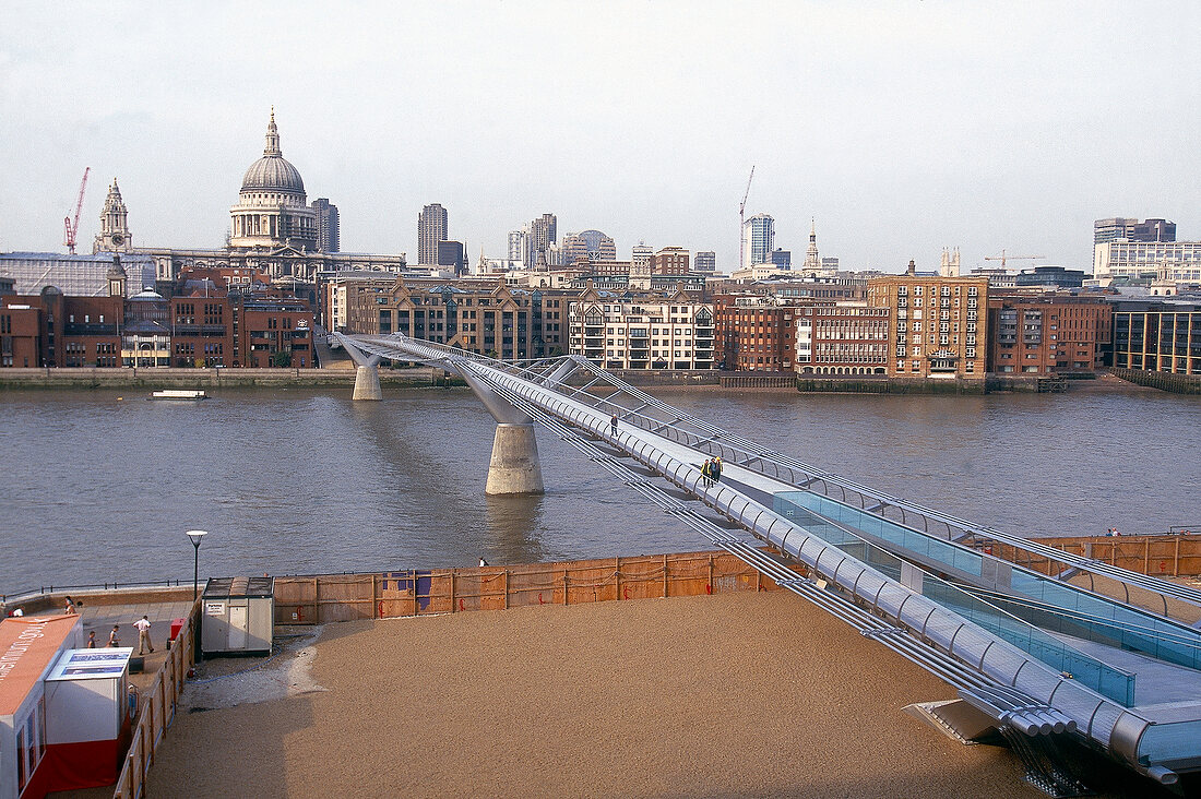 Die "Millenium Bridge" in London zwischen Tate Modern und Zentrum