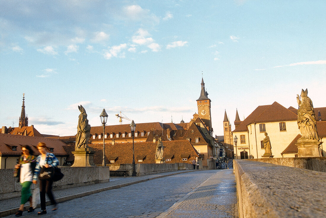 Heilige auf Würzburgs alter Mainbrücke