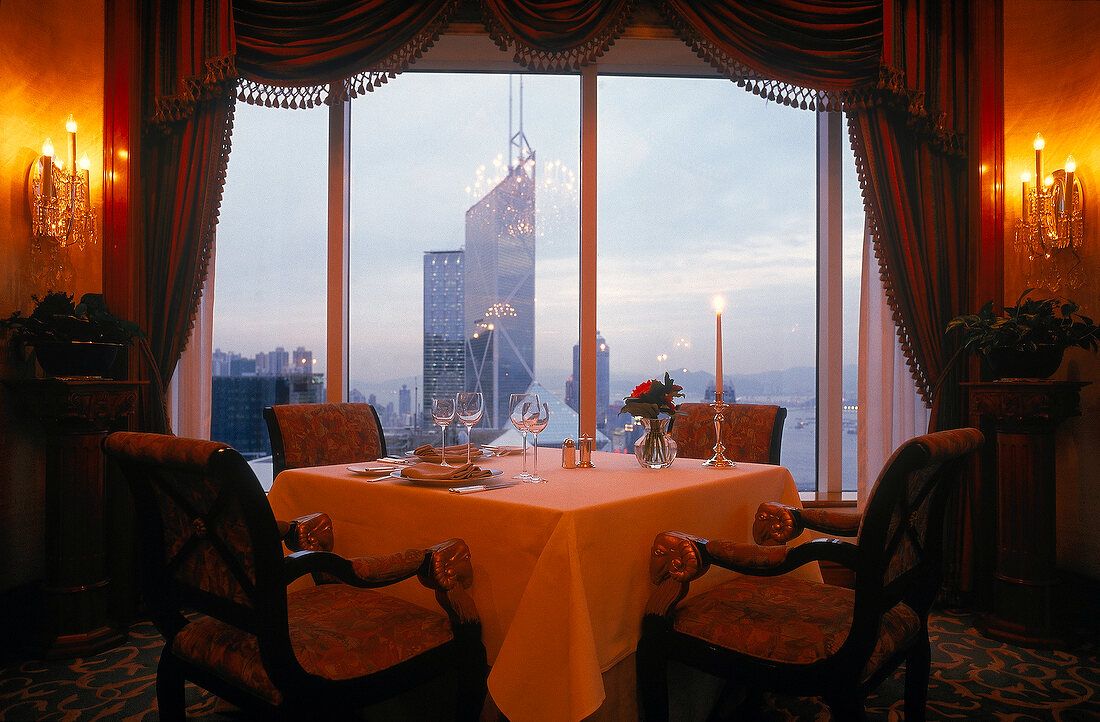 Blick aus dem Restaurant "Petrus" im Hotel Island Shangri-La