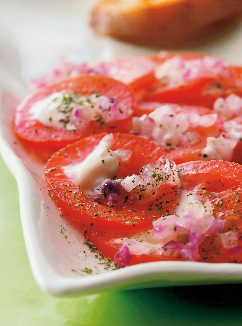 Sommer-Salat aus Tomaten und Frischkäse