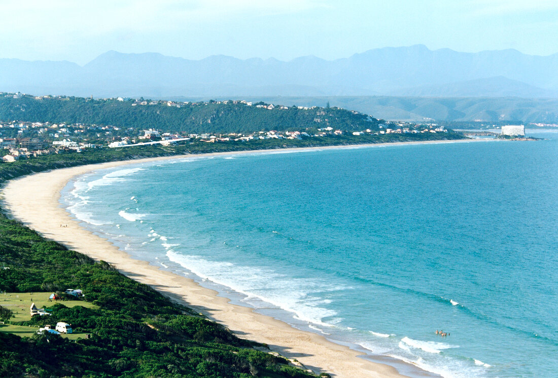 Panoramablick:  die Plettenberg Bay mit Strand in Südafrika