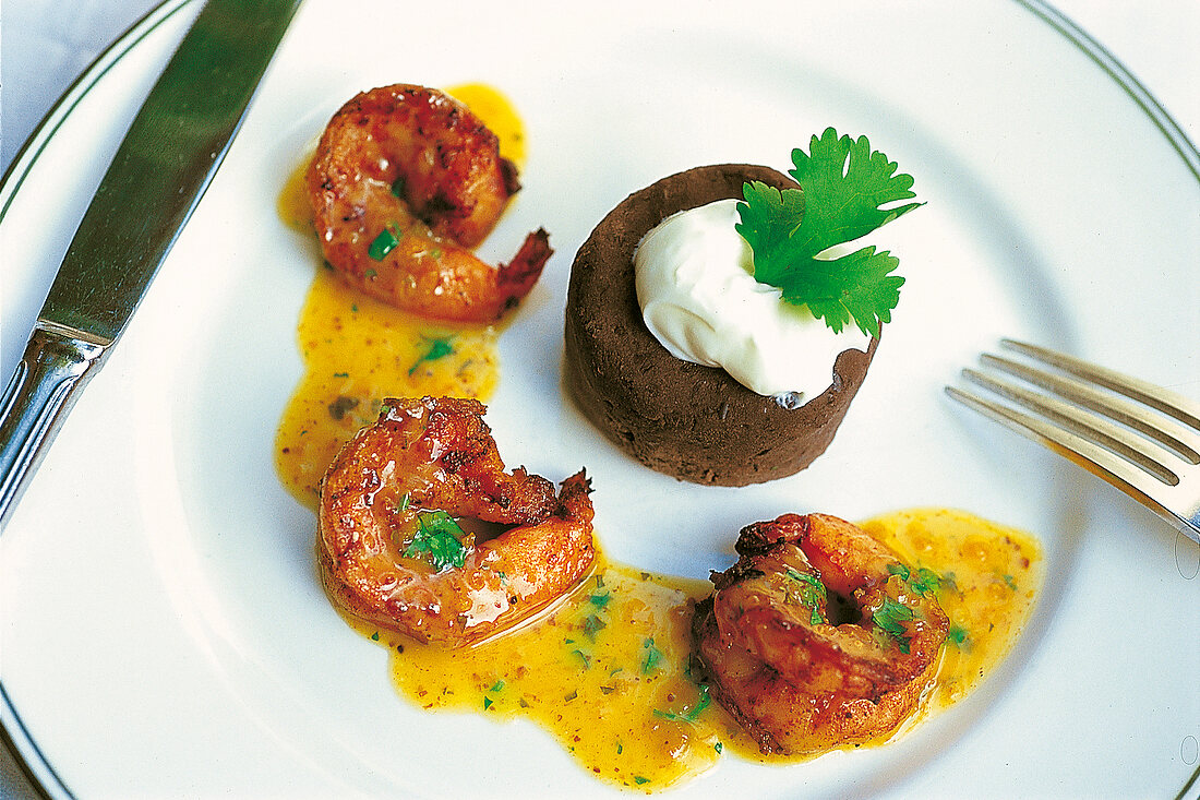 Garnelen in Koriandersauce mit einem Bohnenkuchen