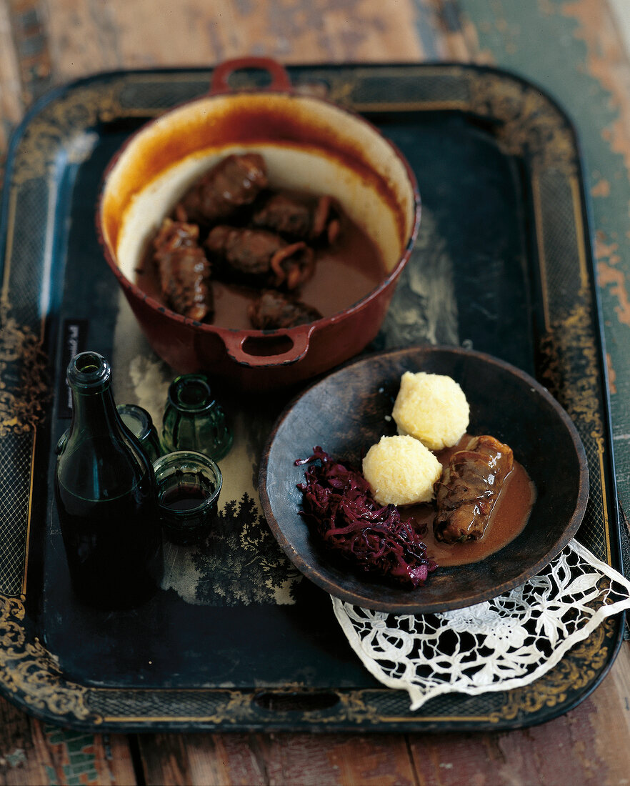Dumplings of beef roulade with red cabbage in serving dish
