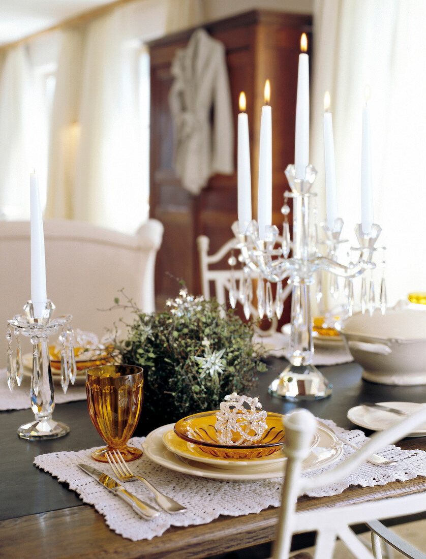 festlich gedeckter Tisch, Festtafel, Kerzenleuchter + Weihnachtsdeko