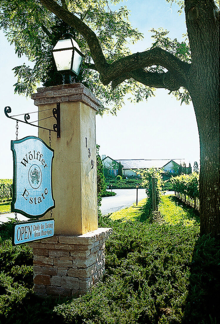 Einfahrt zum Weingut Wölffer Estate auf Long Island