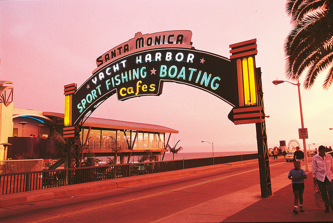 Santa Monica - Reklameschild am Yachthafen in der Abenddämmerung