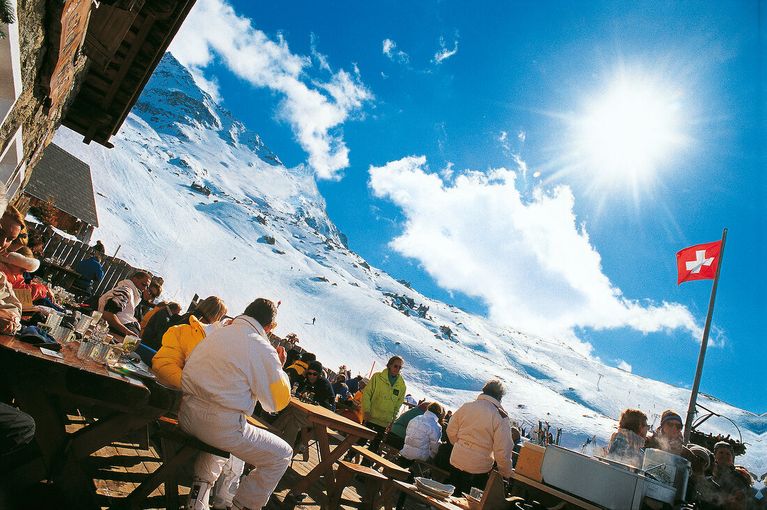 Von der Alpetta-Hütte aus blicken Skiurlauber vom Corvatsch ins Tal
