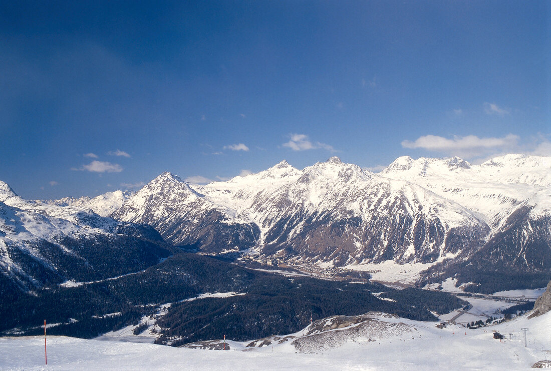 Panoramablick auf Corviglia mit verschneiter Berglandschaft
