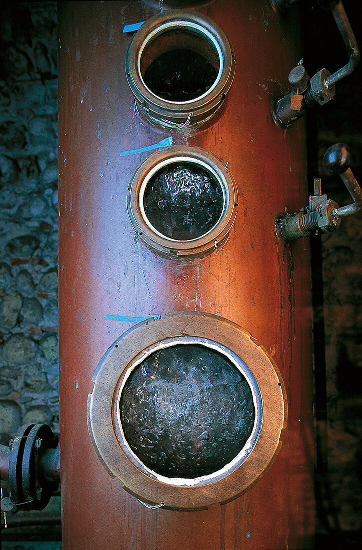 Destillierkolben in der Destillerie Nonino, close up