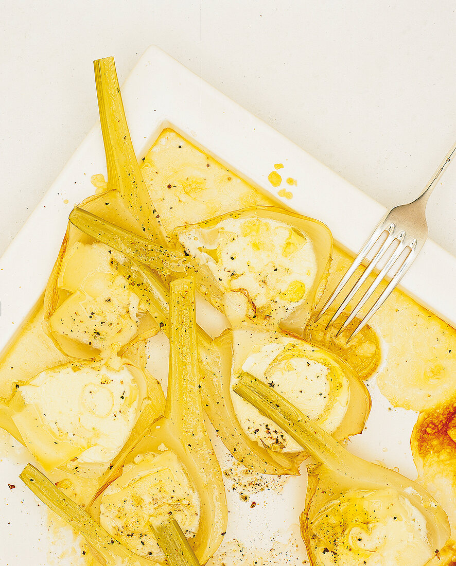 Überbackener Fenchel in Scheiben mit Ziegenschnittkäse