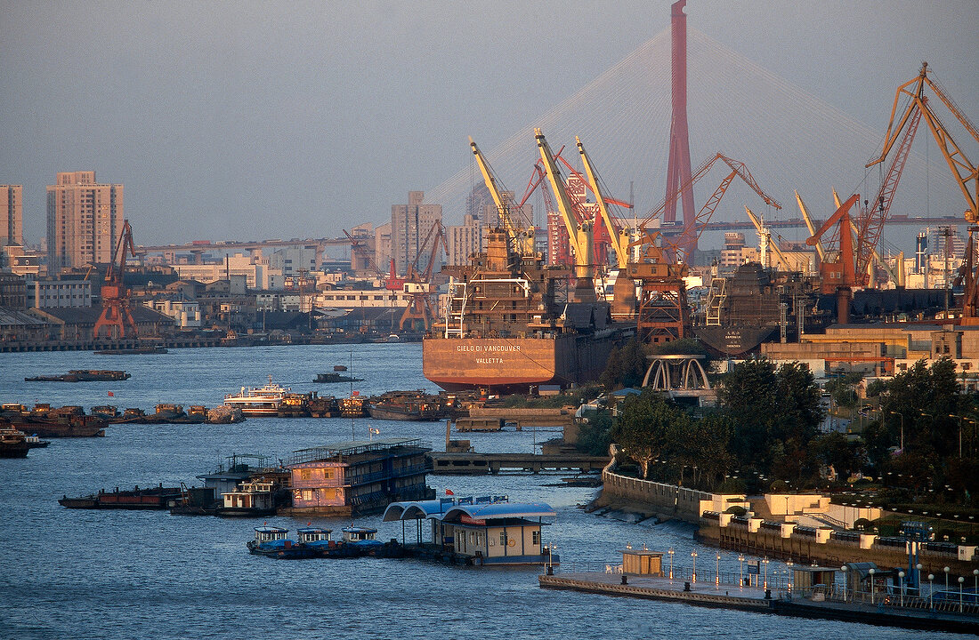 Huang Pu River und der Hafen von Shanghai