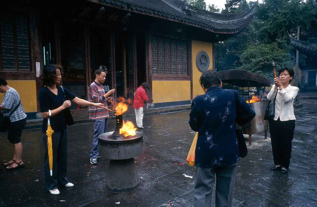 Gläubige bei rituellen Handlungen vor dem Longhua-Tempel in Shanghai