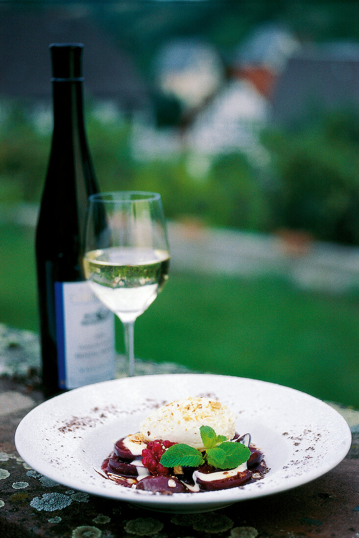 Zwetschgen-Kompott mit Marzipan Mousse und Weißwein