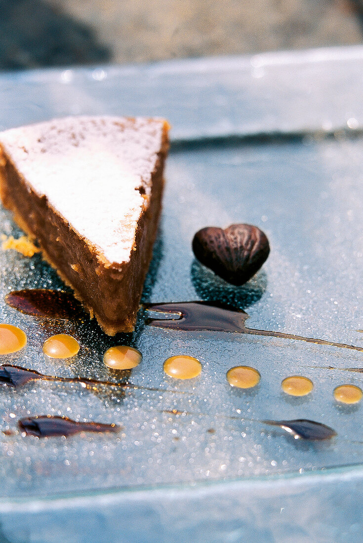 Maronen-Tarte mit Karamell- und Schokoladensauce