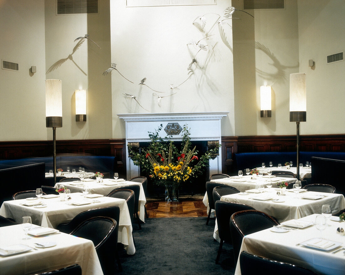 New York, Restaurant im Hotel Dylan mit gedeckten Tischen und Blumen