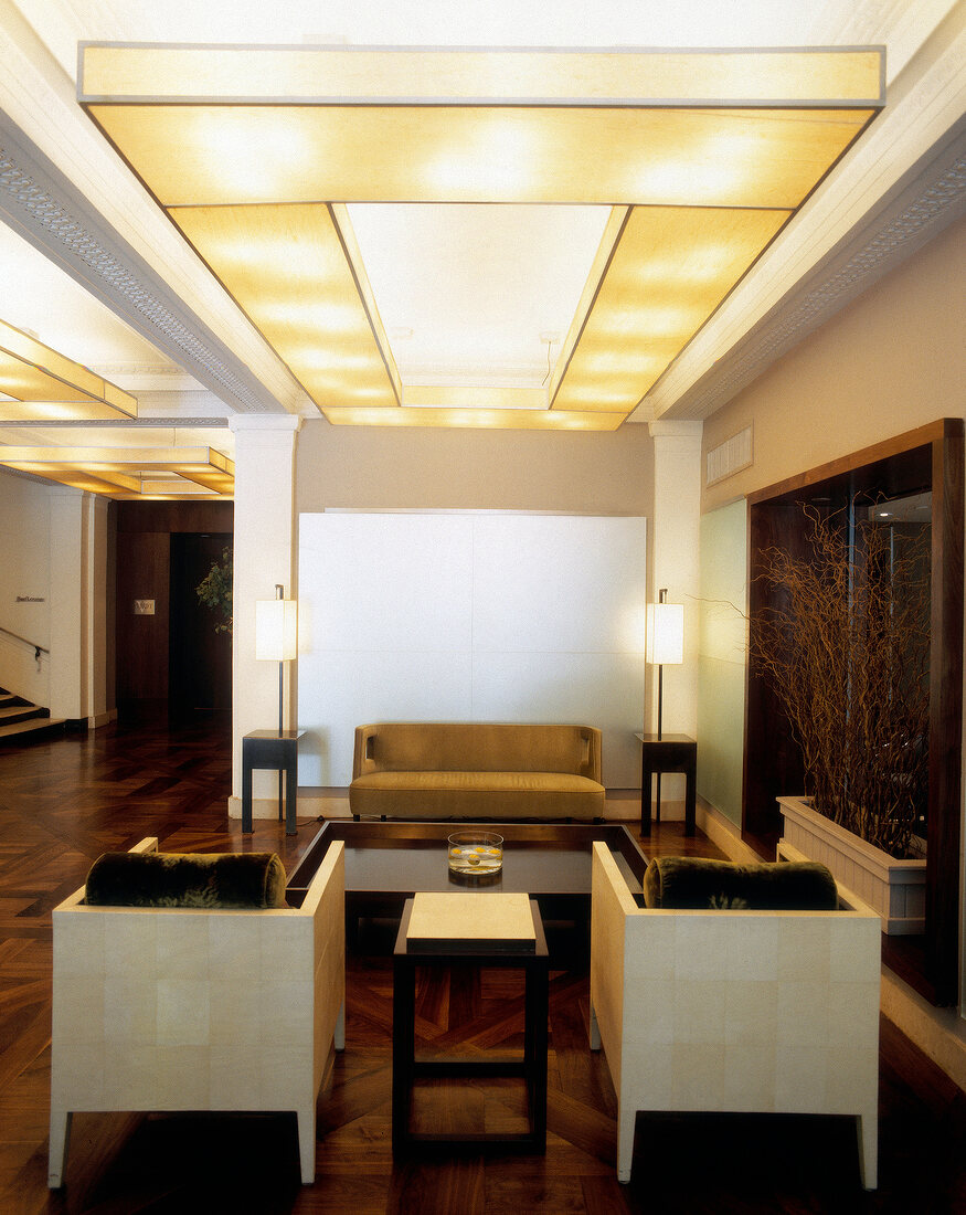 Designer-Lounge des Dylan Hotel im gelben Licht, New York