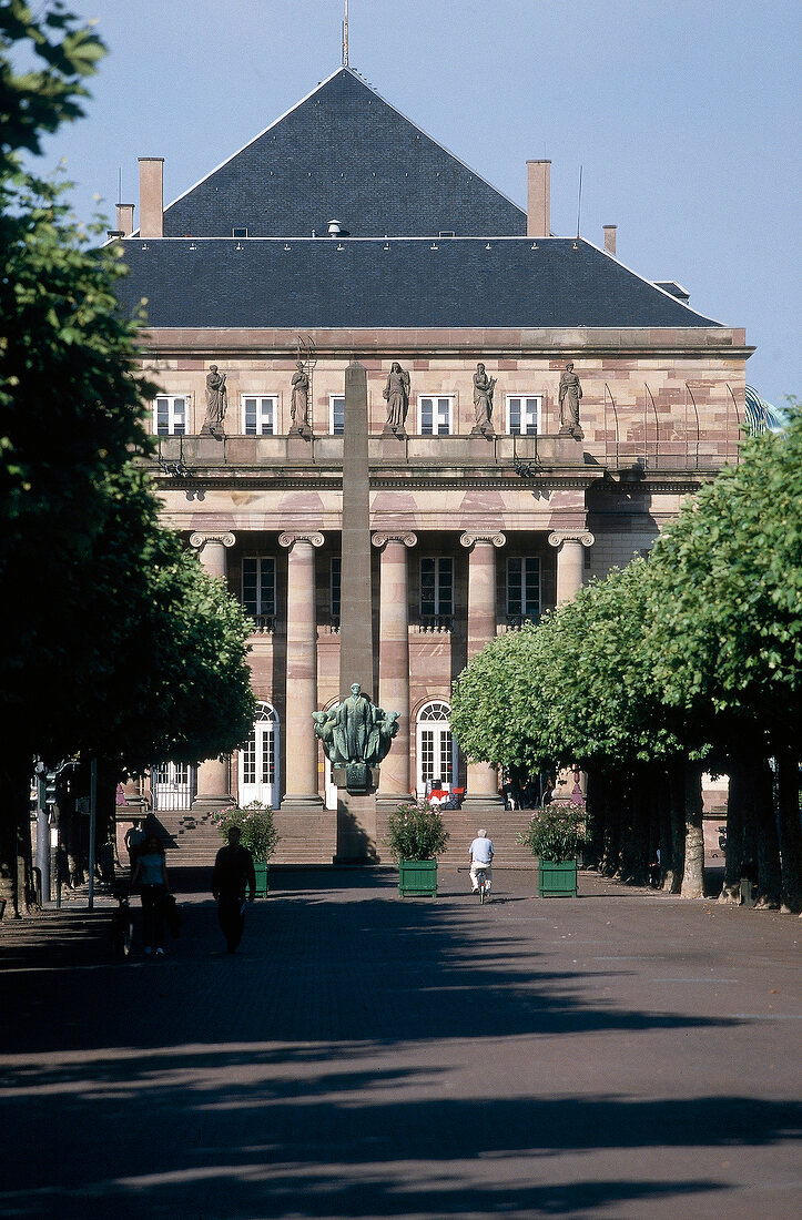 Straßburg: Das Theater Place Broglie im Sonnenschein und Spaziergänger